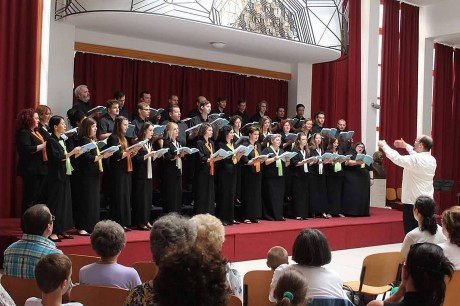 Nyáresti kórusmuzsika a Szent István Művelődési Ház díszudvarán